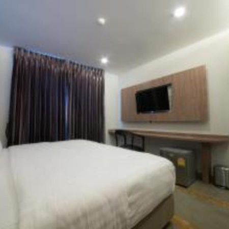 V20 Boutique Jacuzzi Hotel - Sha Extra Plus Bangkok Bagian luar foto