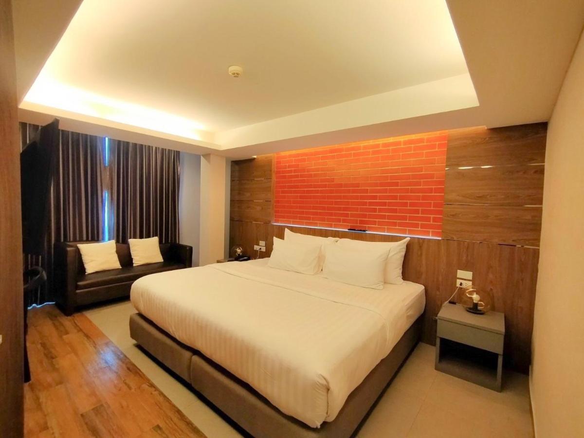 V20 Boutique Jacuzzi Hotel - Sha Extra Plus Bangkok Bagian luar foto