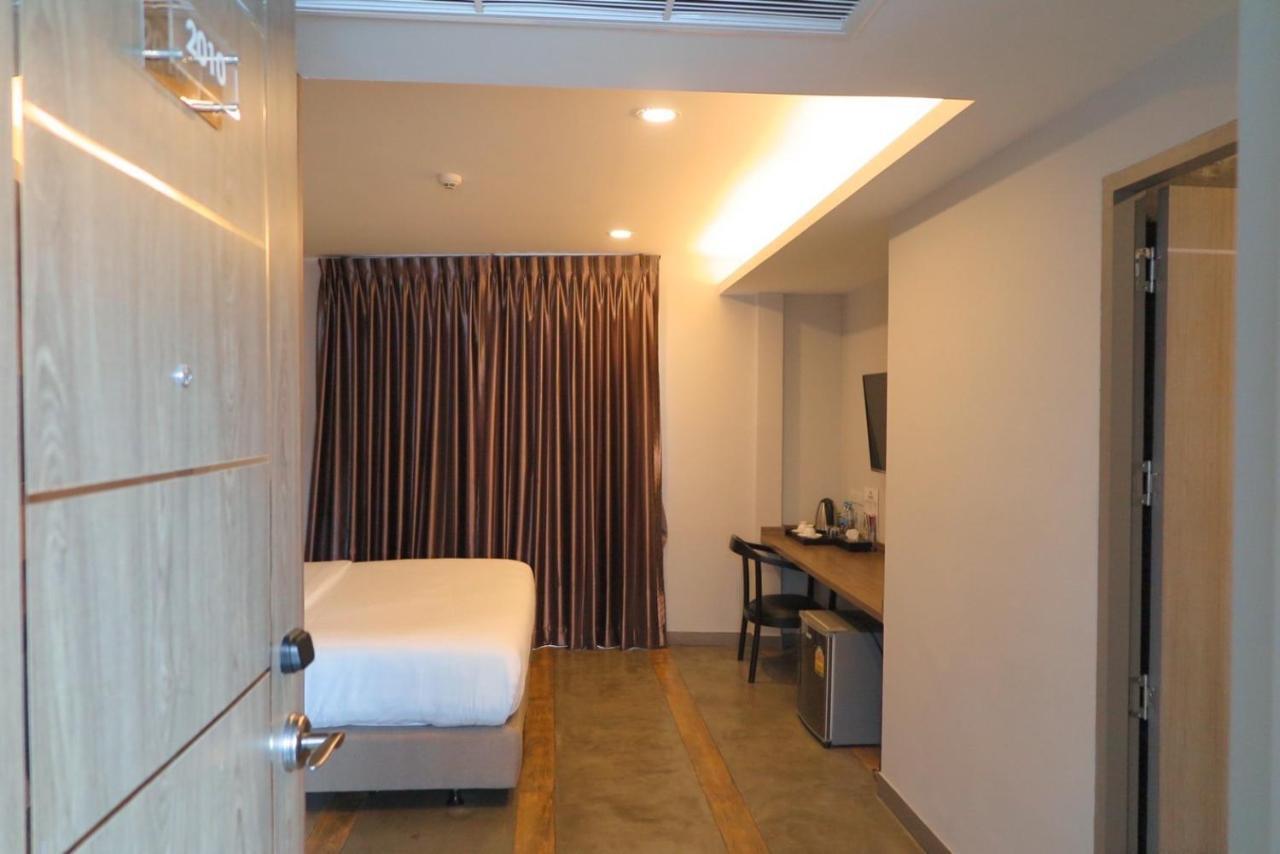 V20 Boutique Jacuzzi Hotel - Sha Extra Plus Bangkok Bagian luar foto