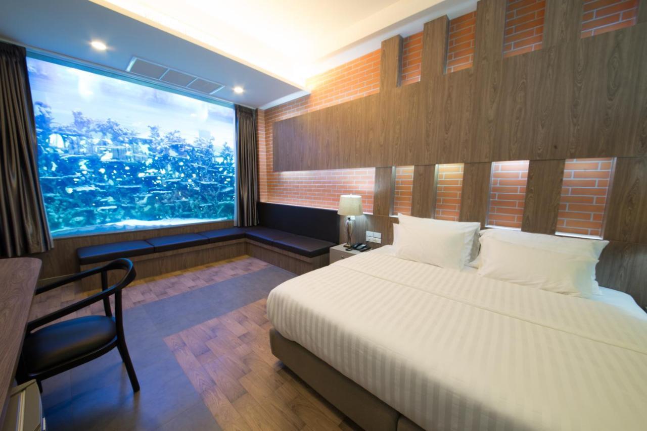 V20 Boutique Jacuzzi Hotel - Sha Extra Plus Bangkok Bagian luar foto