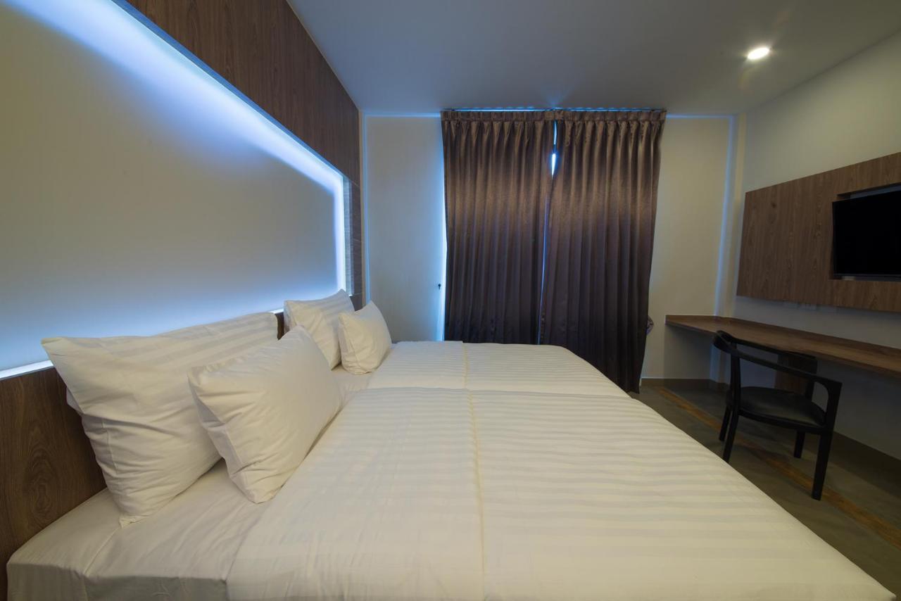 V20 Boutique Jacuzzi Hotel - Sha Extra Plus Bangkok Bagian luar foto