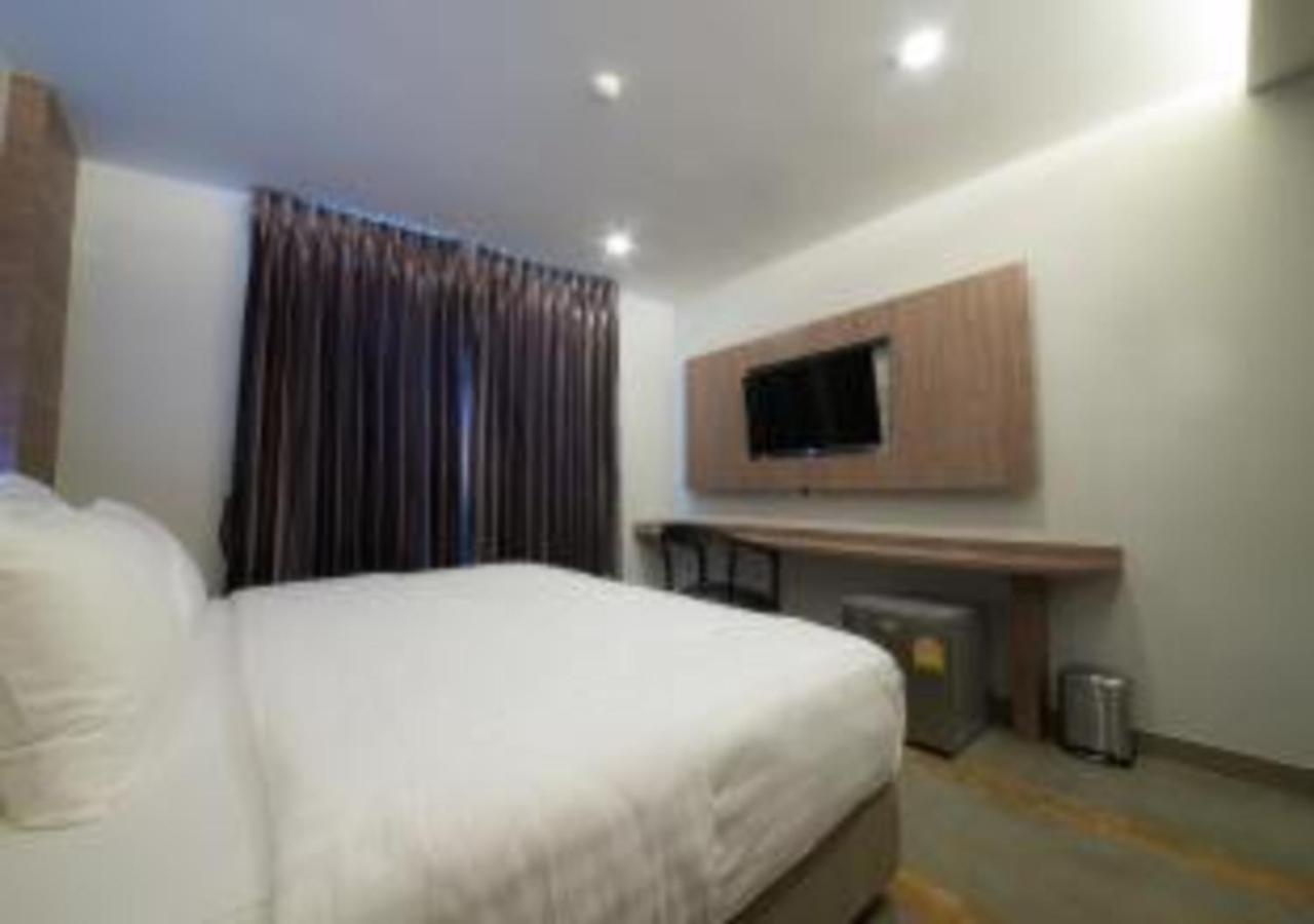 V20 Boutique Jacuzzi Hotel - Sha Extra Plus Bangkok Bagian luar foto